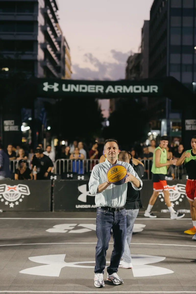 Ο Δήμαρχος Αθηναίων Χάρης Δούκας στο Under Armour 3x3 Basketball Tournament στην Πλατεία Συντάγματος.