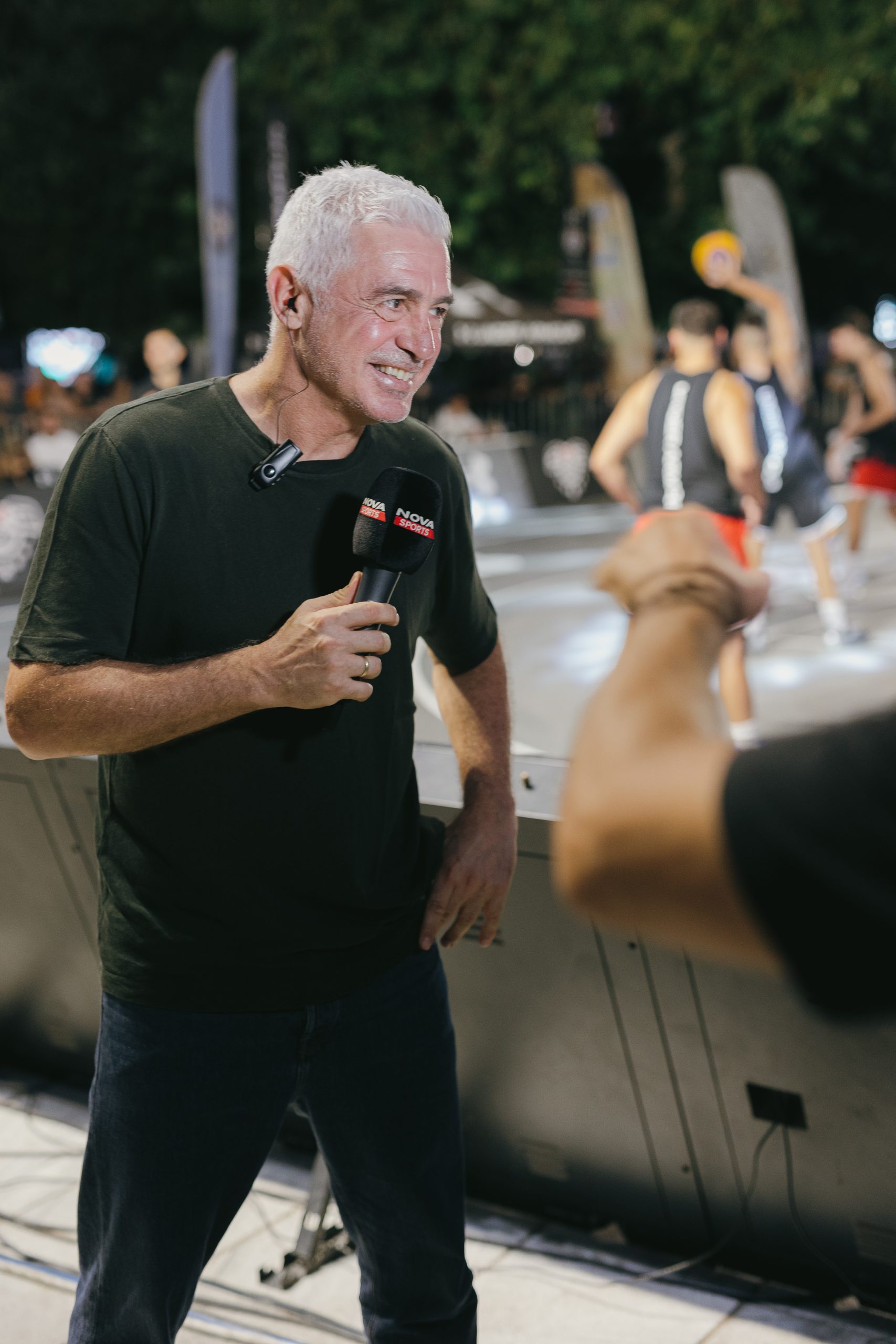 Δημοσιογράφος με μικρόφωνο Nova Sports σε τουρνουά μπάσκετ 3x3.