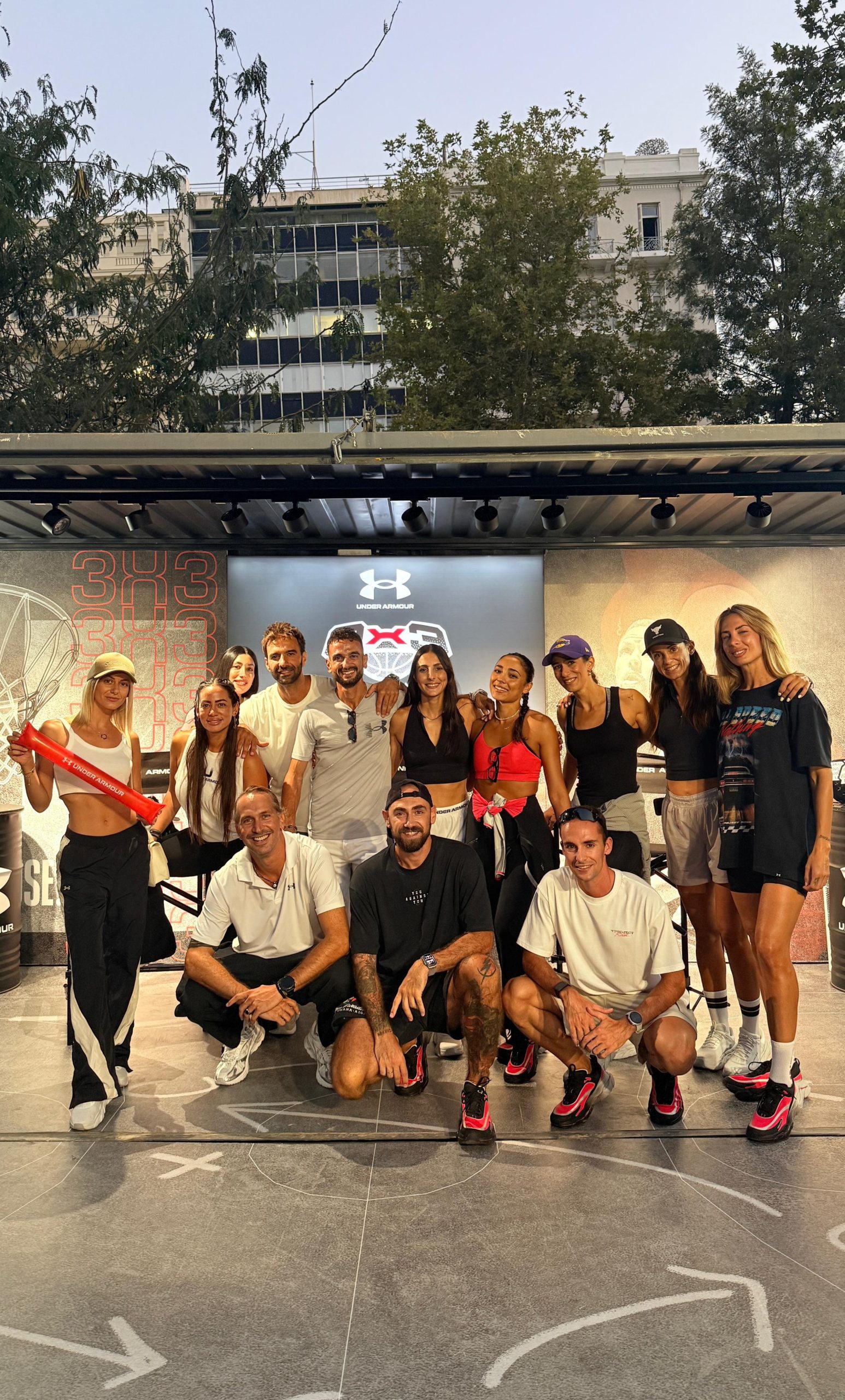 Ομάδα αθλητών και καλεσμένων στο Under Armour 3x3 Basketball Tournament στην Πλατεία Συντάγματος.