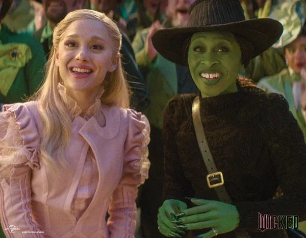 Η Ariana Grande και η Cynthia Erivo στην ταινία Wicked για την κυκλοφορία του soundtrack.