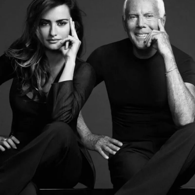 Ο Giorgio Armani και η Penélope Cruz σε ασπρόμαυρη φωτογραφία.