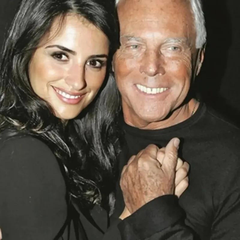 Ο Giorgio Armani με μελαχρινή γυναίκα σε κοινή φωτογραφία.