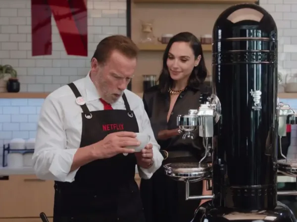 Καφές ή δράση; Με τη Gal Gadot και τον Schwarzenegger παίρνεις και τα 2