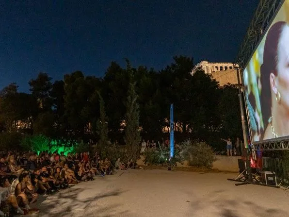 Προβολή ταινίας σε θερινό σινεμά με φόντο την Ακρόπολη στο Athens Open Air Film Festival.