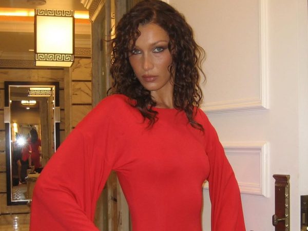 Η ιδιαίτερη εμφάνιση της Bella Hadid στο Παρίσι μετά τη νοσηλεία της