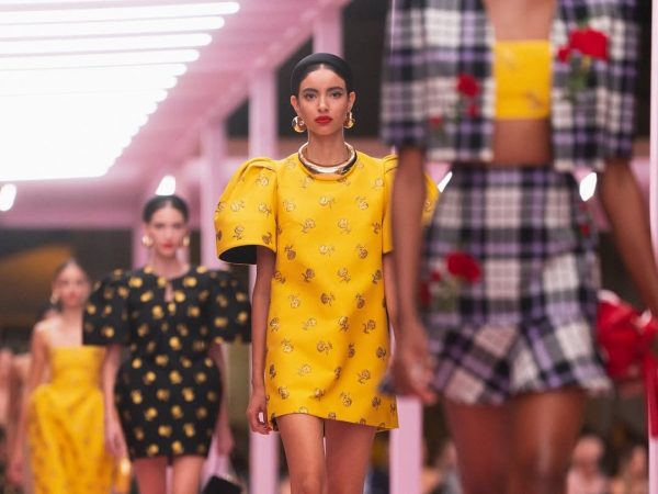 Carolina Herrera: Λουλούδια, χρώμα και δραματικές σιλουέτες στη συλλογή Άνοιξη/Καλοκαίρι 2026