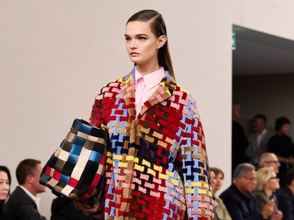 Fendi SS2026: Η άνοιξη ζωντανεύει με έντονα χρώμα και floral prints