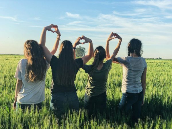 Φιλία στην εποχή του TikTok: Ποιοι μένουν δίπλα σου όταν κλείνεις την οθόνη