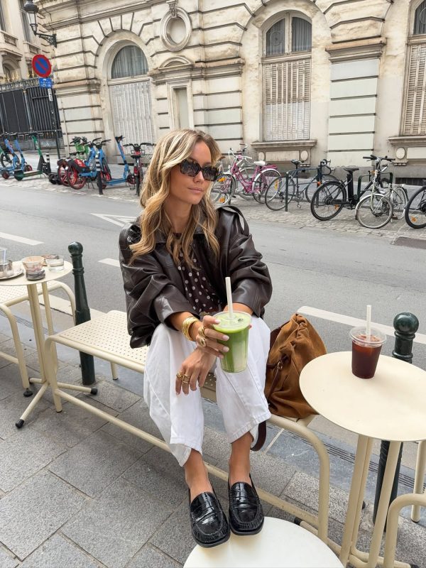 Αντίο τακούνια: Αυτά τα outfits με φλατ παπούτσια είναι άνετα και στιλάτα για κάθε μέρα