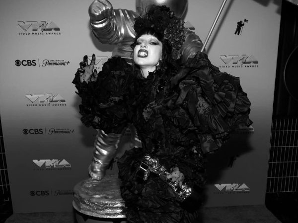 Lady Gaga: Ποζάρει με τα 4 βραβεία των MTV VMAs 2025 και αποθεώνεται στο Instagram