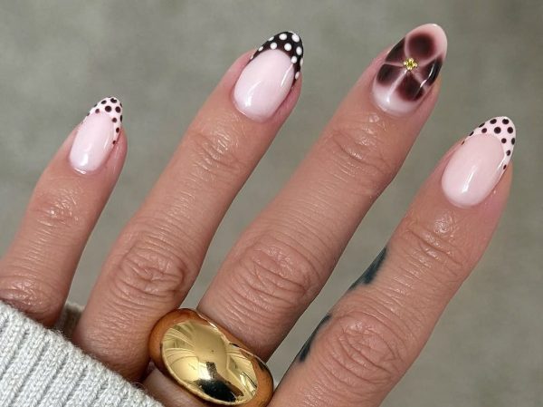 French manicure reloaded: Οι πιο παιχνιδιάρικες επιλογές για να κάνεις το γαλλικό σου να μοιάζει με statement