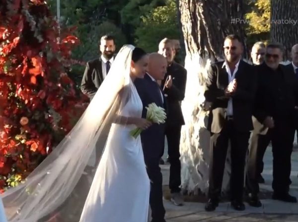 Παντρεύτηκαν Βαρδινογιάννης και Μπιρμπίλη – Το εντυπωσιακό νυφικό, οι κουμπάροι και οι καλεσμένοι
