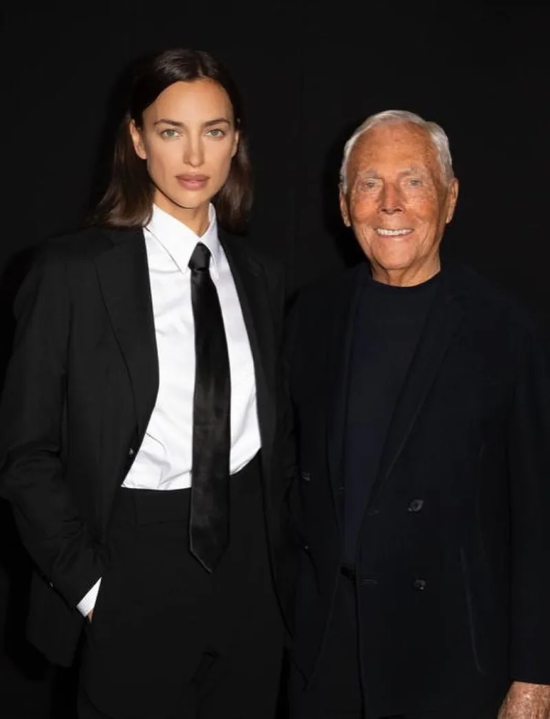 Ο Giorgio Armani με γυναίκα μοντέλο που φοράει κοστούμι και γραβάτα.