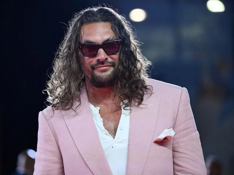Ο Jason Momoa με dusty pink κοστούμι στο Φεστιβάλ Βενετίας 2025.