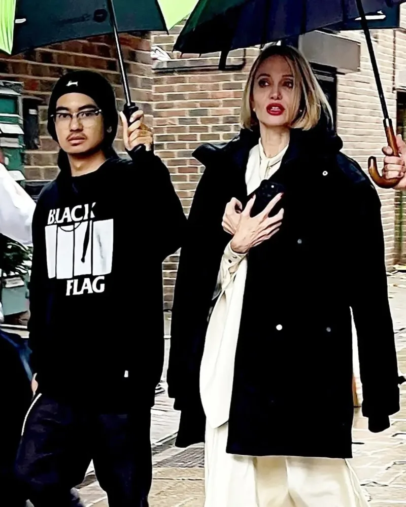 Η Angelina Jolie με κοντό ξανθό καρέ μαλλί και μαύρο παλτό στο Λονδίνο.