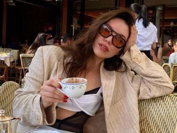 Αυτό το TikTok trend σε καλεί να πιείς έναν καφέ με το νεότερό σου εαυτό