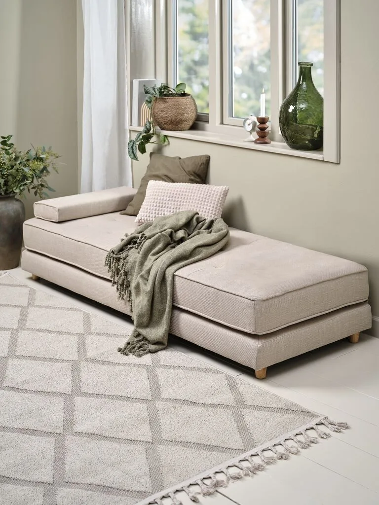 Minimalist daybed σε φοιτητικό σπίτι με γήινες αποχρώσεις και διακοσμητικά είδη JYSK.