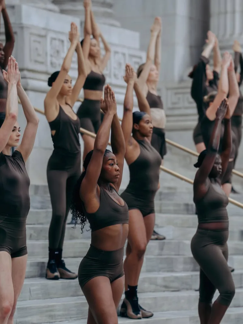 Η Kim Kardashian λανσάρει το NikeSkims με εντυπωσιακή παρουσίαση στη Νέα Υόρκη
