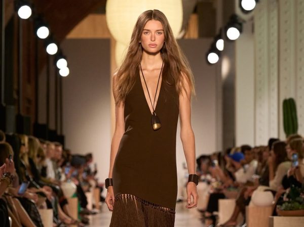 Michael Kors Spring 2026: Η ανεπιτήδευτη κομψότητα της νέας συλλογής απογειώνει το resort chic