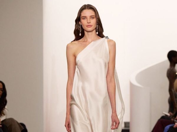 Ralph Lauren Άνοιξη 2026: Ύμνος στη γυναικεία φύση με αέρινες σιλουέτες