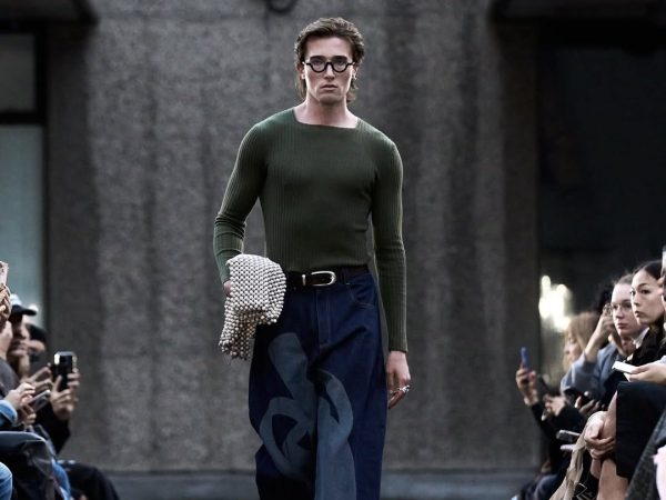 London Fashion Week: Η νέα «φουρνιά» σχεδιαστών φέρνει μουσική, χρώμα και πειραματισμό στις πασαρέλες