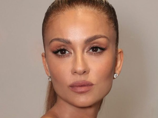 Contouring με ρουζ: Οδηγός για φρέσκια και λαμπερή εμφάνιση