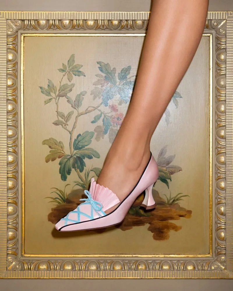 Πορτρέτο του σχεδιαστή Manolo Blahnik, εμπνευστή της νέας συλλογής με θέμα τη Μαρία Αντουανέτα.
