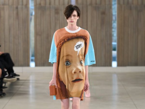 Moschino SS26: Σακιά πατάτας, σανδάλια-βούρτσες και ασυνήθιστες τσάντες στη νέα συλλογή του Adrian Appiolaza