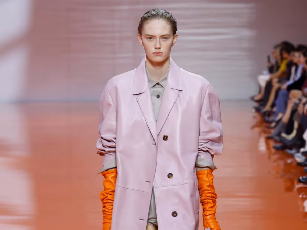 Η Prada φέρνει το puzzle tailoring στην πασαρέλα: Φούστες-patchwork, jumpsuits εργασίας και inside-out φορέματα