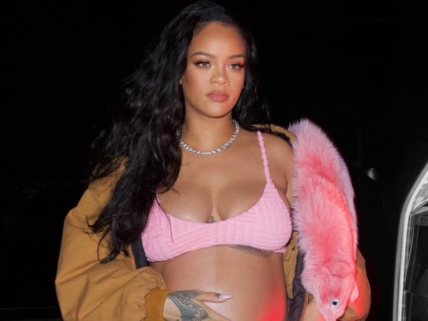 Η Rihanna έγινε μαμά για 3η φορά – Η φωτογραφία αγκαλιά με τη νεογέννητη κόρη της
