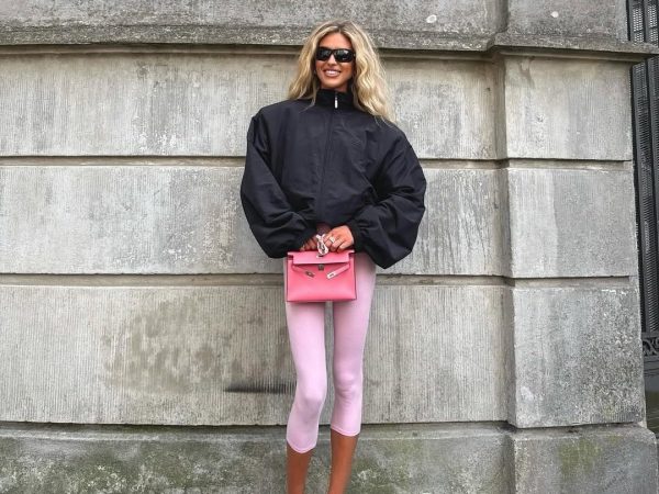 Η it bag-εμμονή της σεζόν; Έρχεται σε ροζ και κάνει κάθε look πιο chic