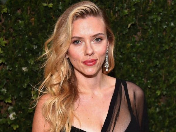 Η Scarlett Johansson απαθανατίζεται από τον σουρεαλιστικό φακό του Γιώργου Λάνθιμου στη νέα καμπάνια της Prada