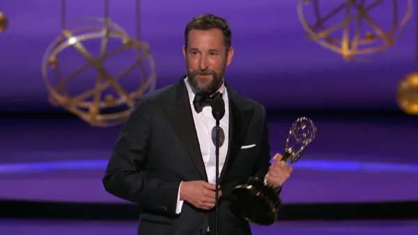 Ο Owen Cooper στη σκηνή των βραβείων Emmy κρατώντας το αγαλματίδιο.