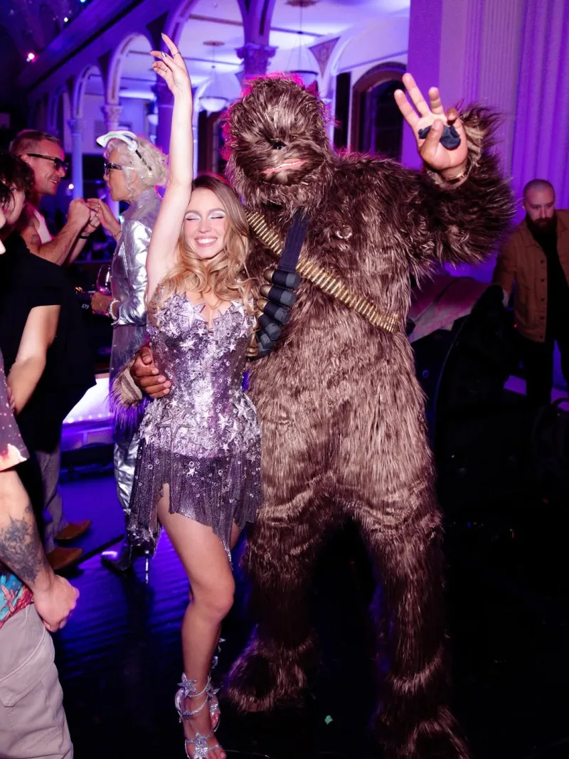 Η Sydney Sweeney σε πάρτι γενεθλίων με θέμα το διάστημα δίπλα σε άτομο με στολή Chewbacca.