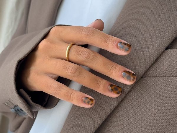 Τα 5 φθινοπωρινά statement nail trends που μοιάζουν να έχουν βγει από πασαρέλα