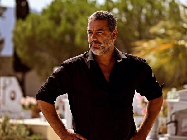 Ο Βασίλης Μπισμπίκης μιλά έξω από τα δόντια: «Δεν είμαι άγιος κι ούτε θέλω να έχω πάνω μου την ταμπέλα του καλού παιδιού»