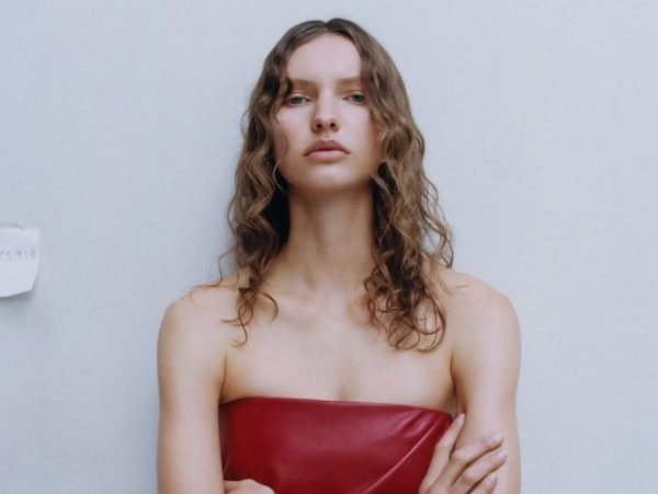 Versace Embodied: Ο Dario Vitale επανερμηνεύει την κληρονομιά του οίκου