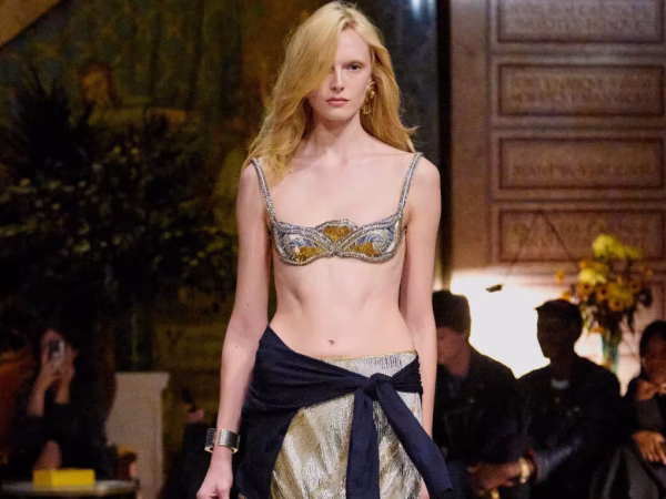 Versace SS 2026: Ο Dario Vitale δίνει νέα πνοή στα 80s με έντονες σιλουέτες και λεπτομέρειες όλο υπονοούμενα