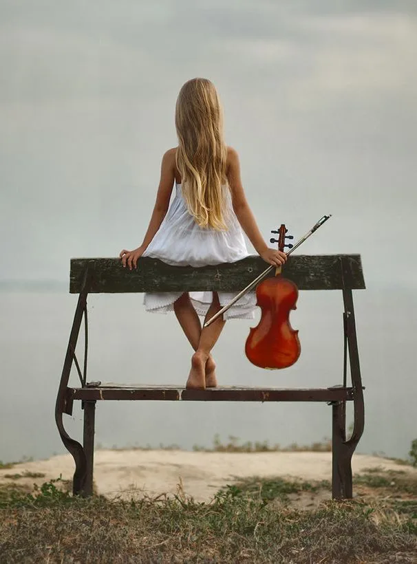 Το λογότυπο του TikTok σε φόντο που σχετίζεται με την κλασική μουσική και την καμπάνια Crescendo.