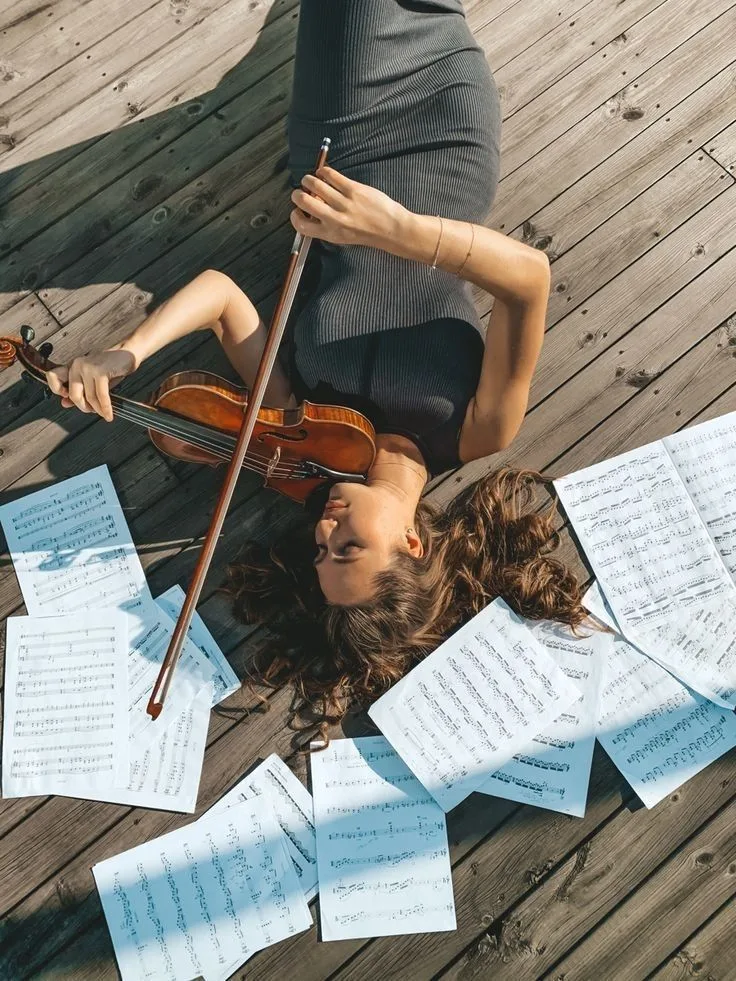 Το λογότυπο του TikTok σε φόντο που σχετίζεται με την κλασική μουσική για την καμπάνια Crescendo.