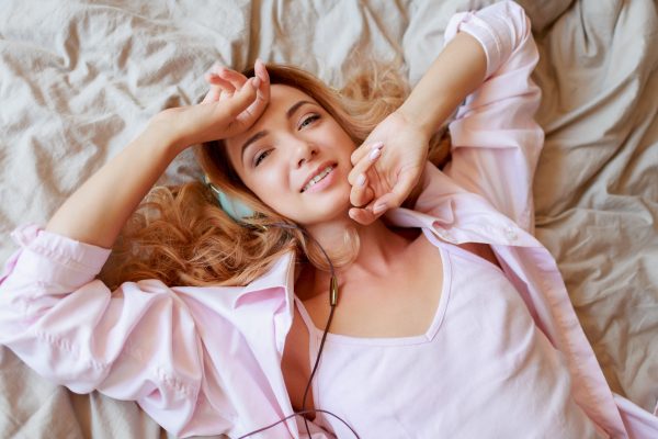 Morning reset: 10 rituals που θα απογειώσουν τη μέρα σου