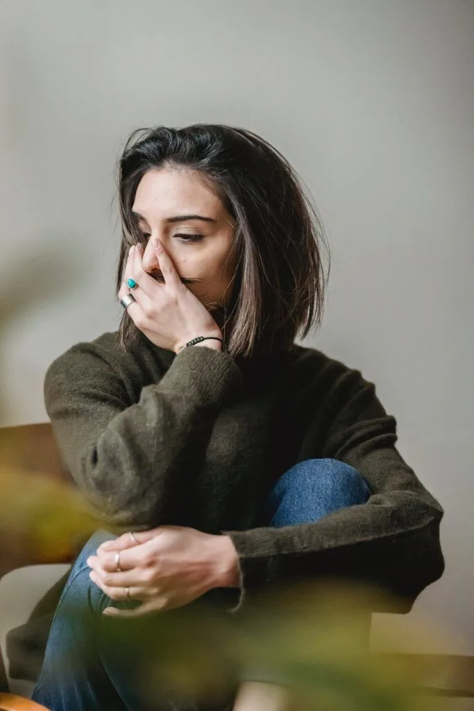 4+1 ζώδια που κάνουν overthinking για τα πάντα