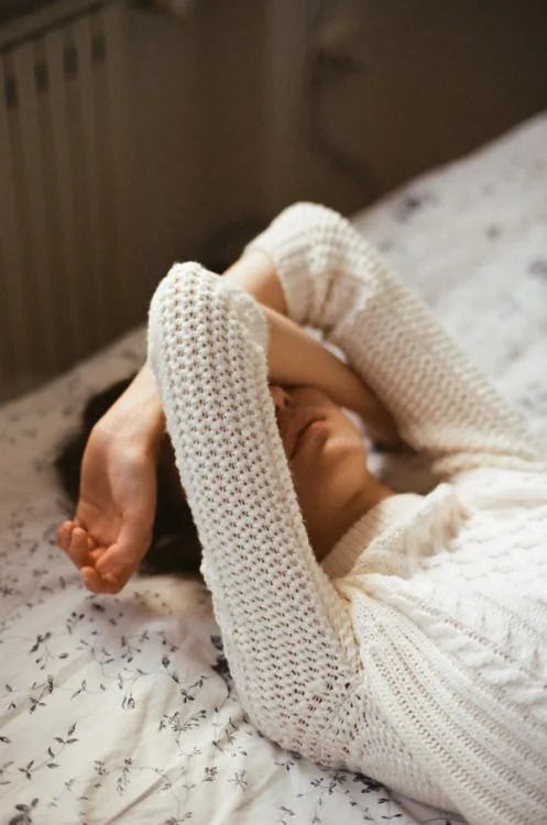 4+1 ζώδια που κάνουν overthinking για τα πάντα