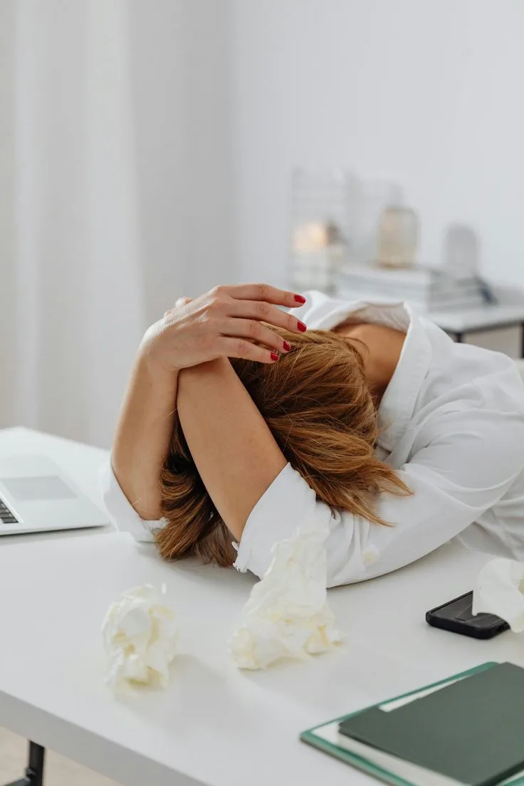 4+1 ζώδια που κάνουν overthinking για τα πάντα