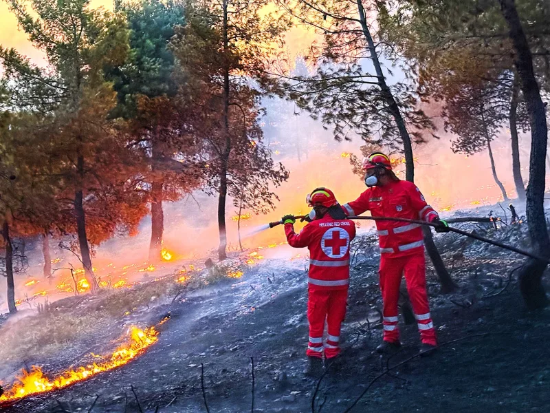 Εθελοντές Σαμαρείτες του Ελληνικού Ερυθρού Σταυρού σε κατάσβεση δασικής πυρκαγιάς.