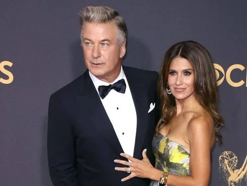 Ο Alec Baldwin δίπλα στο Range Rover του μετά το τρακάρισμα σε δέντρο στα Hamptons.