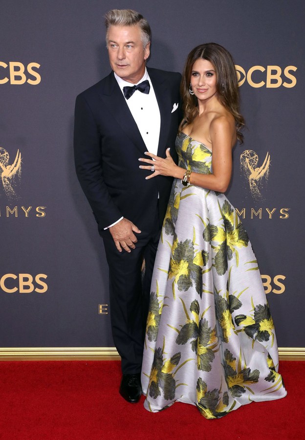 Ο Alec Baldwin δίπλα στο Range Rover του μετά το τρακάρισμα σε δέντρο στα Hamptons.
