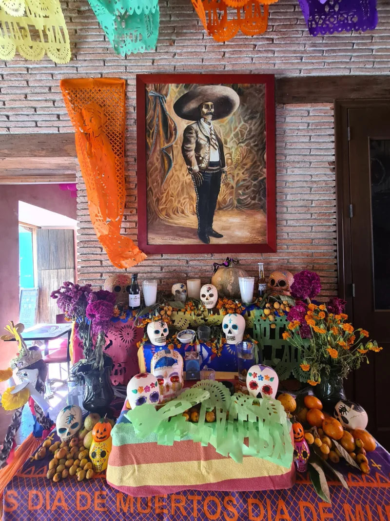 Παραδοσιακός βωμός ofrenda για την Ημέρα των Νεκρών στο Μεξικό.