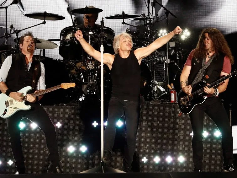 Ο Jon Bon Jovi σε εμφάνιση του συγκροτήματος Bon Jovi μετά την επέμβαση στις φωνητικές του χορδές.