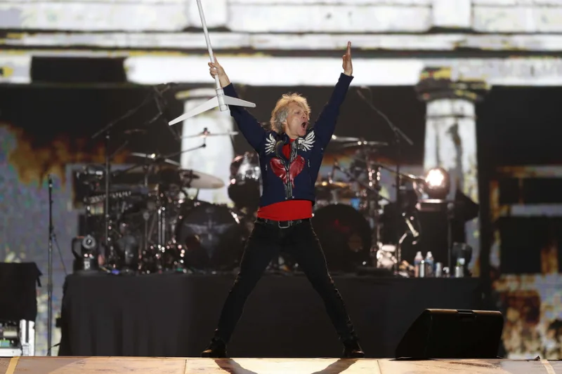 Ο Jon Bon Jovi σε εμφάνιση του συγκροτήματος Bon Jovi μετά την επέμβαση στις φωνητικές του χορδές.